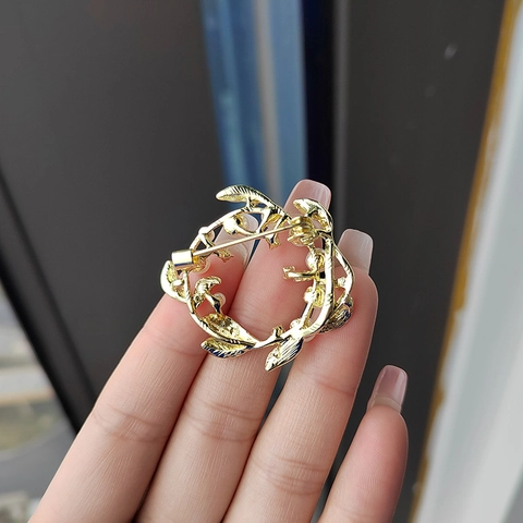 Vintage Gold Alloy Wreath Brooch Artificial Pearl Rhinestone Hollow Leaf Pin For Women Wedding Banquet Elegant Jewelry Gift