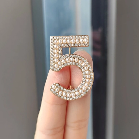Elegante Legierung Strass Künstliche Perlenimitat Zahl Brosche Für Damen Luxus Mode Numerisch 0-9 Pin Schmuck Kleidung Accessoire