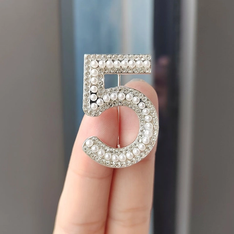 Elegante Legierung Strass Künstliche Perlenimitat Zahl Brosche Für Damen Luxus Mode Numerisch 0-9 Pin Schmuck Kleidung Accessoire
