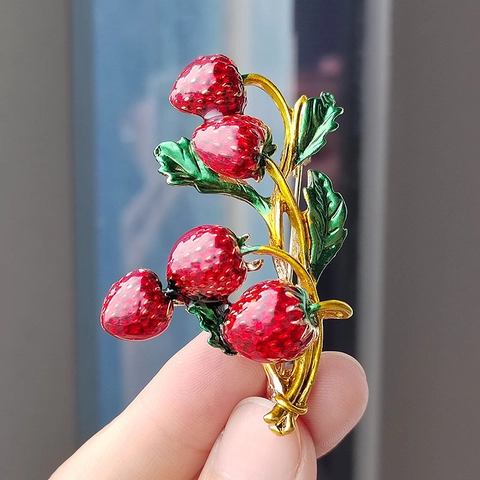 Broche de Frutas Fresa de Esmalte Vintage para Mujeres Pasador Floral de Aleación con Diamantes de Imitación Decorativo Anti Exposición Accesorio