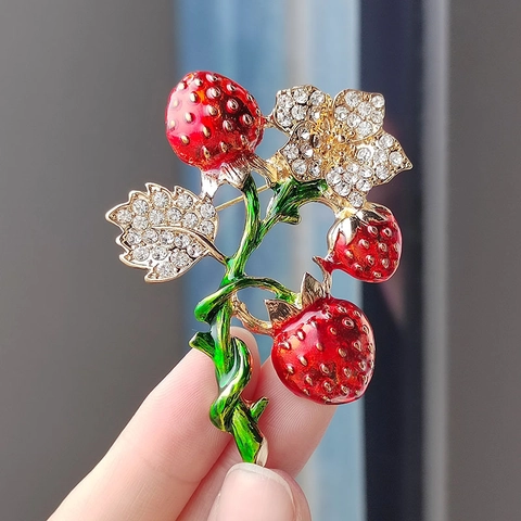 Broche de Frutas Fresa de Esmalte Vintage para Mujeres Pasador Floral de Aleación con Diamantes de Imitación Decorativo Anti Exposición Accesorio
