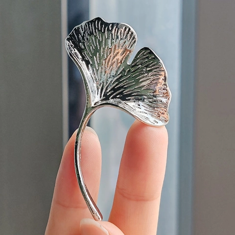 Elegant Ginkgo Leaf Brooch For Women Light Luxury Alloy Rhinestone Inlaid Enamel Faux Artificial Pearl Pin Suit Accessories Jewelry