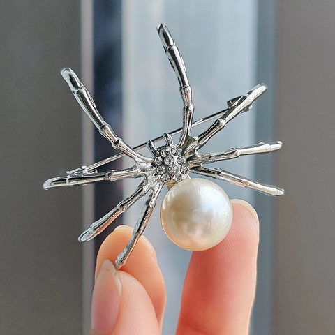 Vintage Gothic Spider Brooch For Women Alloy Artificial Pearl Rhinestone Spider Pin For Halloween Party Fashion Jewelry Gift