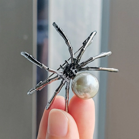 Vintage Gothic Spider Brooch For Women Alloy Artificial Pearl Rhinestone Spider Pin For Halloween Party Fashion Jewelry Gift