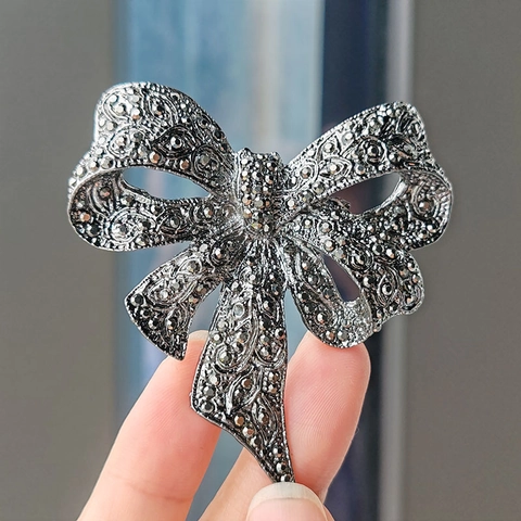 Spilla Vintage in Lega Canna di Fucile a Forma di Fiore e Foglia con Perla Artificial Grigia e Strass Stile Marcassite per Donna