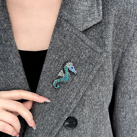 European American Fashion Rhinestone Seahorse Brooch For Women Men Marine Animal Inlaid Gradient Crystal Breastpin Alloy Lapel Pin Jewelry Gift