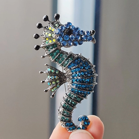 European American Fashion Rhinestone Seahorse Brooch For Women Men Marine Animal Inlaid Gradient Crystal Breastpin Alloy Lapel Pin Jewelry Gift