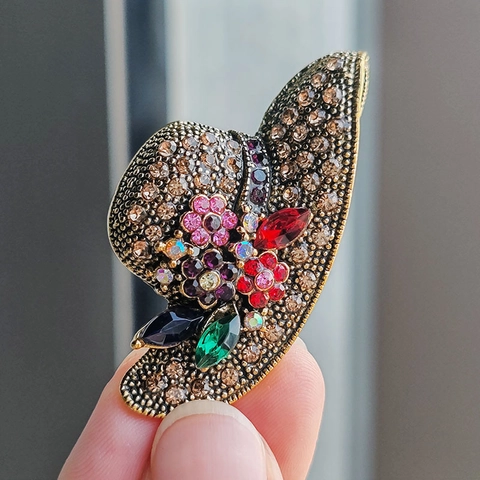 Vintage Gold Sun Hat Brooch Pin For Women Elegant Rhinestone Flower Lapel Pin Hat Shaped Suit Dress Decoration Accessories