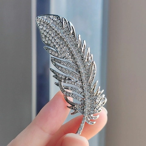 Elegante Broche de Pluma de Aleación Color Plata para Mujer Exquisito Broche de Pluma Con Incrustaciones de Strass para Boda Banquete Fiesta
