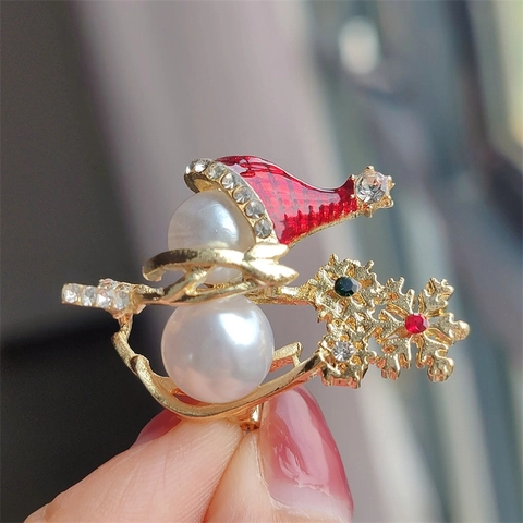 Simpatica Spilla a Forma di Pupazzo di Neve di Natale con Perle Artificiali Lega Strass Cappello di Babbo Natale Regalo