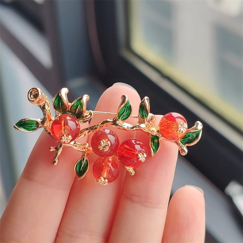 Chinese Style Persimmon Fruit Branch Brooch Vintage Gold Plated Alloy Red Berries Enamel Leaf Pin Jewelry For Women Coat
