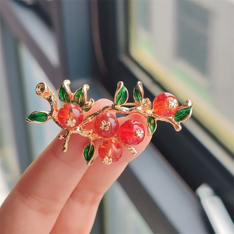 Chinese Style Persimmon Fruit Branch Brooch Vintage Gold Plated Alloy Red Berries Enamel Leaf Pin Jewelry For Women Coat