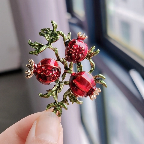 Vintage Alloy Pomegranate Fruit Enamel Brooch Pin With Green Leaves For Women Decorative Lapel Pin Jewelry Gift