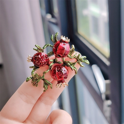 Vintage Alloy Pomegranate Fruit Enamel Brooch Pin With Green Leaves For Women Decorative Lapel Pin Jewelry Gift