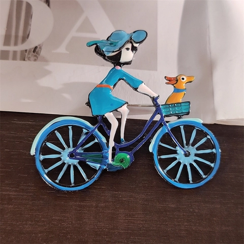 Spilla in Smalto Cartoon Ragazza in Bicicletta Lega Smalto Ragazza Con Cane Distintivo di Moda per Vestiti Borse Donna Accessori Regalo