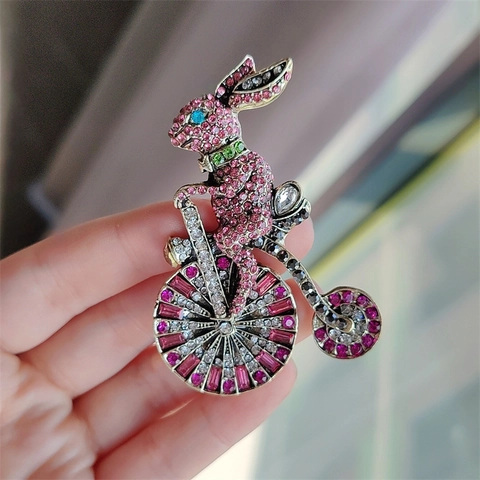 Vintage Rosa Süßer Hase Auf Einem Fahrrad Brosche Legierung Strass Eingelegt Reversnadel Kleiner Anzug Zubehör Mode Schmuck Für Damen