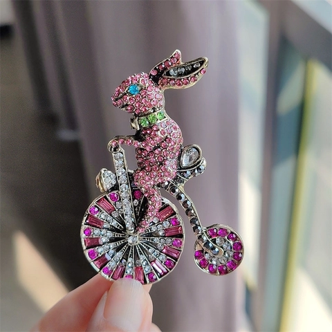 Vintage Rosa Süßer Hase Auf Einem Fahrrad Brosche Legierung Strass Eingelegt Reversnadel Kleiner Anzug Zubehör Mode Schmuck Für Damen