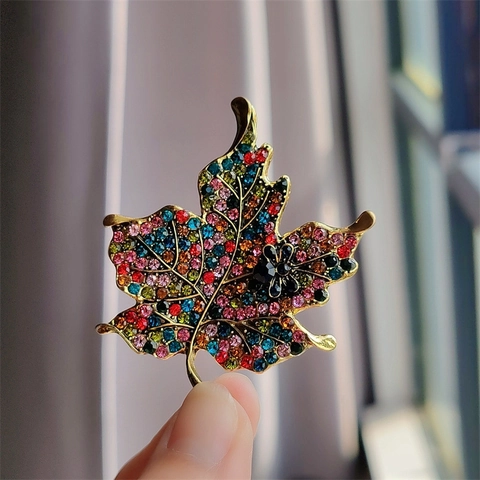 Vintage Colorful Rhinestone Maple Leaf Brooch For Women Elegant Golden Alloy Plant Leaf Breastpin Fashion Party Jewelry Gift