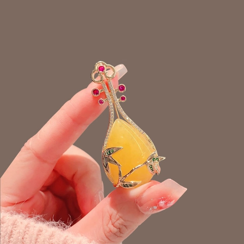 Vintage Chinese Style Pipa Shape Brooch For Women Alloy Rhinestone Water Drop Stone Breastpin Suit Accessory Jewelry Gift