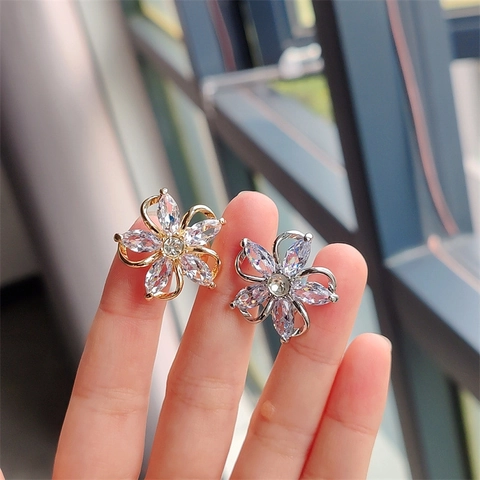 Elegante Spilla a Fiore a Cinque Petali Traforata per Donna in Lega di Zinco Strass Spilla da Risvolto Anti-Esposizione Gioielli