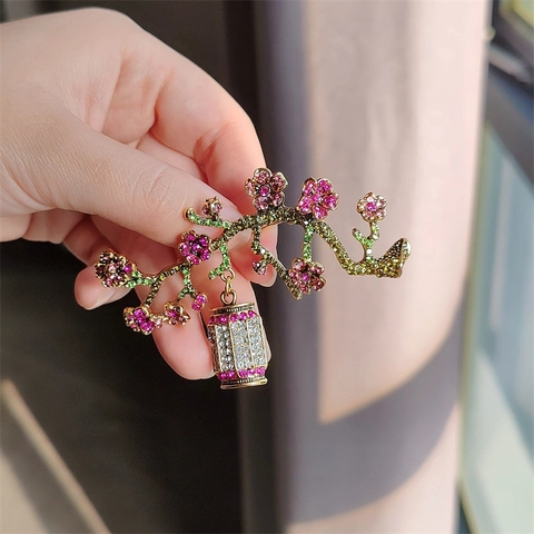 Vintage Chinese Stijl Legering Pruimenbloesem Broche Met Lantaarn Hanger Strass Bloemen Borstspeld Voor Dames Kleding Sieraden