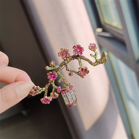 Vintage Chinese Stijl Legering Pruimenbloesem Broche Met Lantaarn Hanger Strass Bloemen Borstspeld Voor Dames Kleding Sieraden