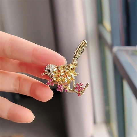 Vintage Gouden Legering Vogel Bloem Broche Met Gele Strass-steentjes Elegante Dieren Pin Voor Dames Trui Jas Accessoires