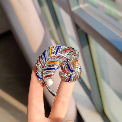 Vintage Legering Veer Brosche Met Strass En Kunstparel Luxe Emaille Blad Pin Voor Bruiloft Banket Vrouwen Sieraden