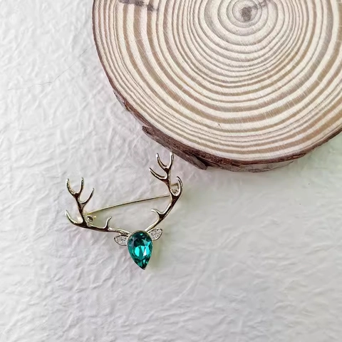 Luxueuse Broche Bois de Cerf en Alliage Strass Vert Émeraude Plaqué Or Mode Personnalisée Noël Renne Épingle Bijoux Cadeau Pour Femmes