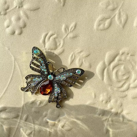Eleganter Schmetterling Brosche Für Damen Legierung Retro Französischer Stil Strass Eingelegte Künstliche Perle Anzug Schmuck