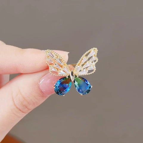 Eleganter Vergoldete Legierung Schmetterling Brosche Für Damen Mit Blauem Gradienten Kristall Und Transparentem Strass Modeschmuck