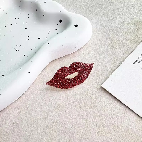 Broche de Labios Rojos Retro para Mujer con Diamantes de Imitación Incrustados Pin de Solapa de Aleación Joyería de Lujo de Moda