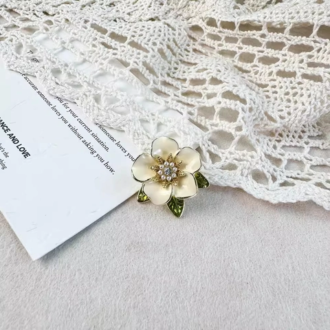 Elegante Spilla a Forma di Fiore di Gardenia in Lega per Donna Smalto Perla Artificiale Strass Spilla Decorativa Floreale Accessorio Matrimonio