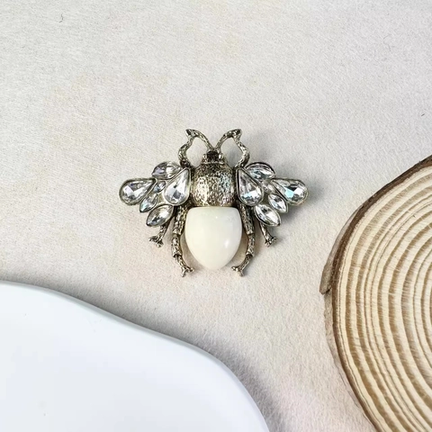 Broche Abeille Vintage en Alliage pour Femmes Strass de Luxe et Perles Artificielles Épingle Animale Rétro pour Pull Gilet