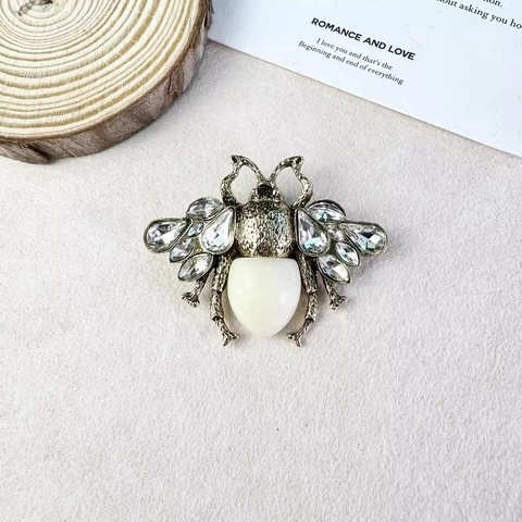 Broche Abeille Vintage en Alliage pour Femmes Strass de Luxe et Perles Artificielles Épingle Animale Rétro pour Pull Gilet