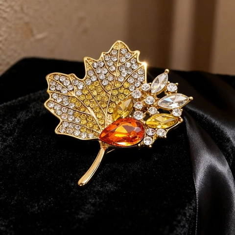Elegant Maple Leaf Brooch With Rhinestones Luxury Alloy Crystal Lapel Pin For Women Coat Suit Autumn Fashion Jewelry Gift