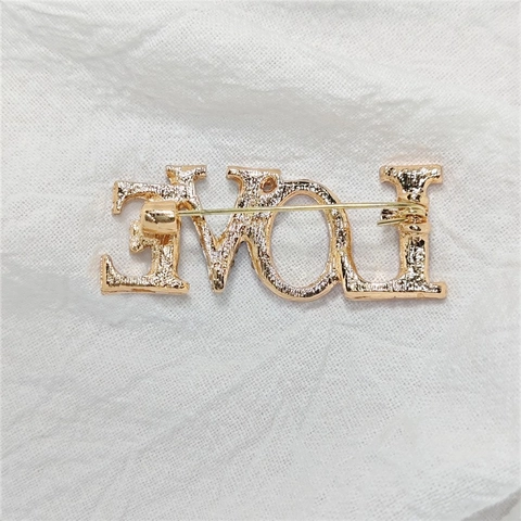 Broche Tendance en Alliage d'Or avec Lettres LOVE et Strass Colorés Incrustés Épingle de Revers à la Mode pour Femmes Accessoires