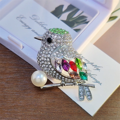 Exquisito Broche de Pájaro Urraca Diamantes de Imitación Coloridos Perla Artificial Aleación Pin de Animal para Abrigo Mujer Joyería