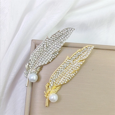 Elegant Alloy Feather Brooch For Women Luxury Rhinestone Artificial Pearl Pin Exquisite Anti-Exposure Jewelry Brooch Gift