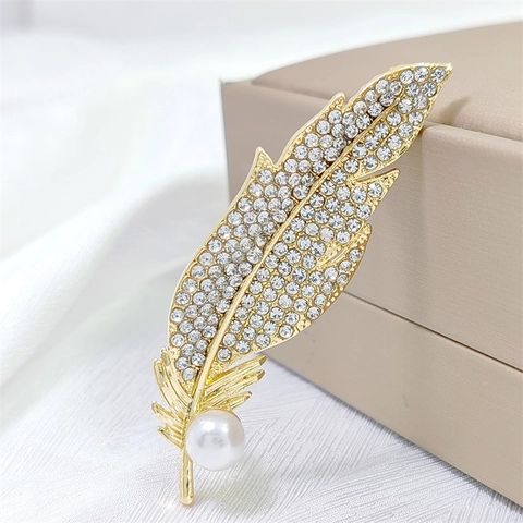 Elegant Alloy Feather Brooch For Women Luxury Rhinestone Artificial Pearl Pin Exquisite Anti-Exposure Jewelry Brooch Gift