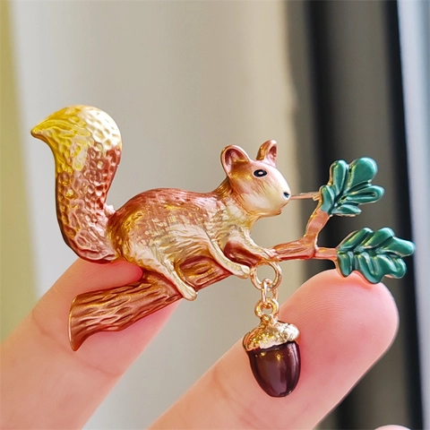 Vintage Cute Squirrel Brooch Pin With Acorn Pendant Alloy Enamel Animal Fashion Jewelry Clothing Accessory For Women Gift