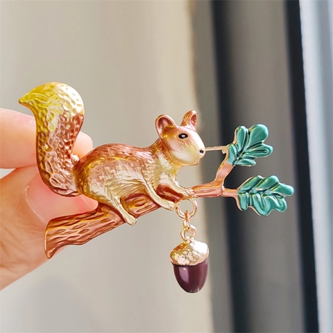Vintage Cute Squirrel Brooch Pin With Acorn Pendant Alloy Enamel Animal Fashion Jewelry Clothing Accessory For Women Gift