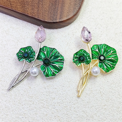 Spilla Foglia di Loto in Lega Con Foglie Verdi Smaltate Bocciolo di Strass Rosa e Spilla di Perle Artificiali da Donna