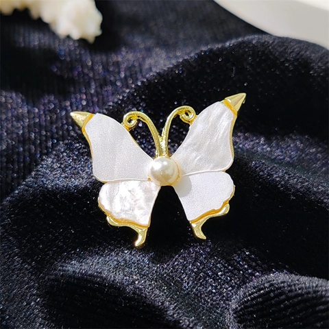 Luxe Legering Vlinder Brosche Voor Dames Hoogwaardige Kunstparel Ingelegd Goud Gegalvaniseerd Kleding Accessoire Mode Sieraden