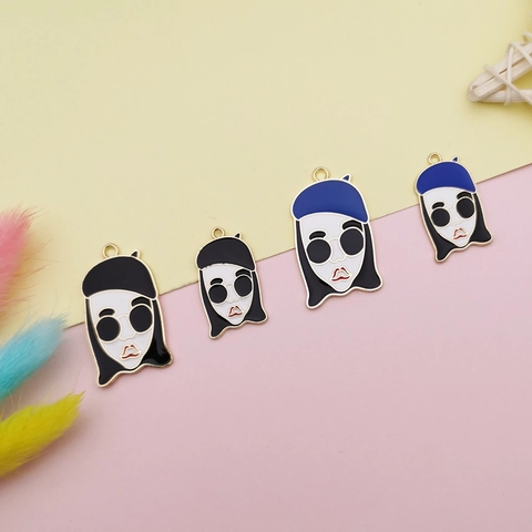 Colgantes de Esmalte de Aleación con Forma de Cabeza de Niña de Dibujos Animados DIY Niña Cool Con Gafas de Sol Boina para Joyería