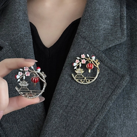 Spilla Vintage Cinese Smalto Fiore di Prugno Lanterna Lega Strass Padiglione Spilla per Donna Hanfu Accessori Gioielli