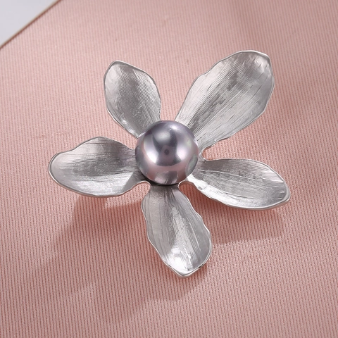 Vintage Mattierte Legierung Gebürstete 5-Blättrige Blume Brosche Mit Künstliche Perlenimitat Elegante Anstecknadel Für Damen Büro Schmuck