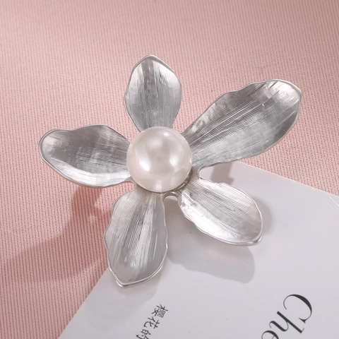 Vintage Mattierte Legierung Gebürstete 5-Blättrige Blume Brosche Mit Künstliche Perlenimitat Elegante Anstecknadel Für Damen Büro Schmuck
