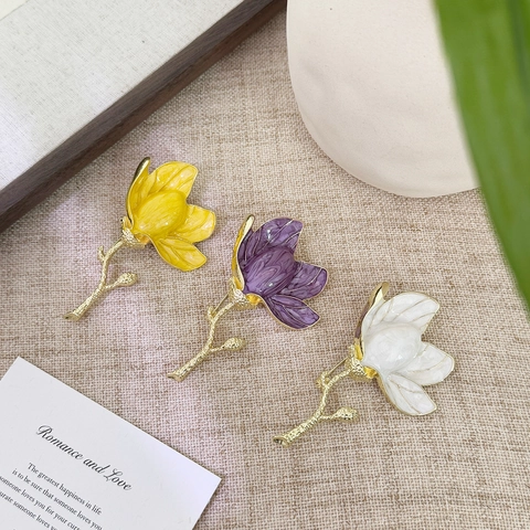 Vintage Elegante Magnolie Blume Emaille Brosche Pin Legierung Gold Vergoldet Floral Brustnadel Schmuck Für Damen Bankett Party Zubehör