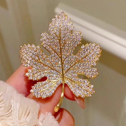 Spilla di Lusso in Lega con Strass a Foglia di Acero Elegante Corpetto a Foglia Botanica con Cristalli per Donna Matrimonio Festa